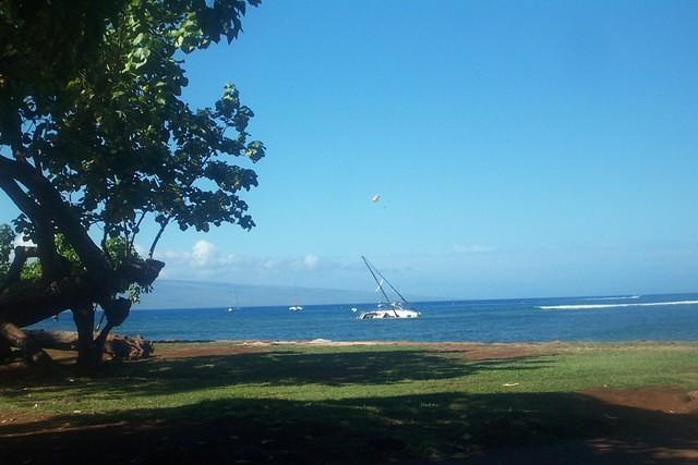 Maui_boat_in_trouble_plus_paraskiers