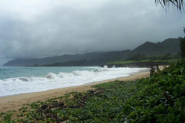 Oahu_beach_clouds_in_mountains