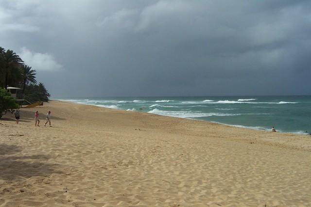 Oahu_beach_sun_and_clouds