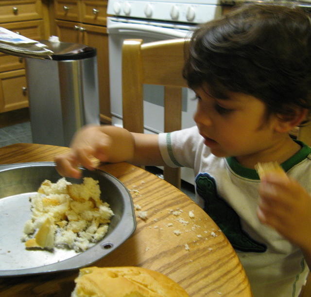 Making apple strudel