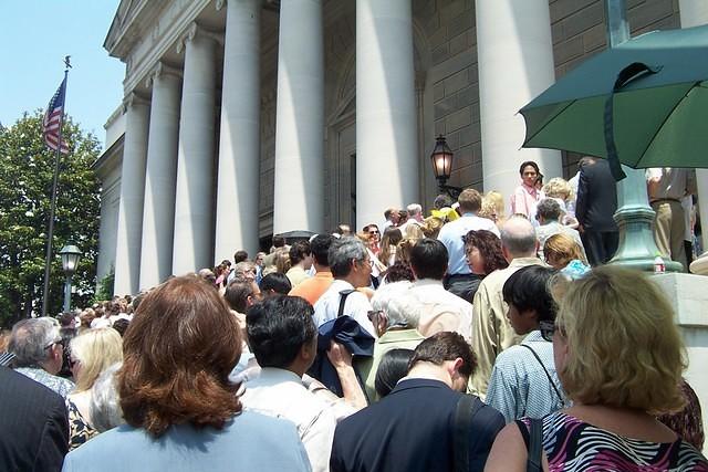 dc_crowd_waiting_to_get_in_at_constitution_hall